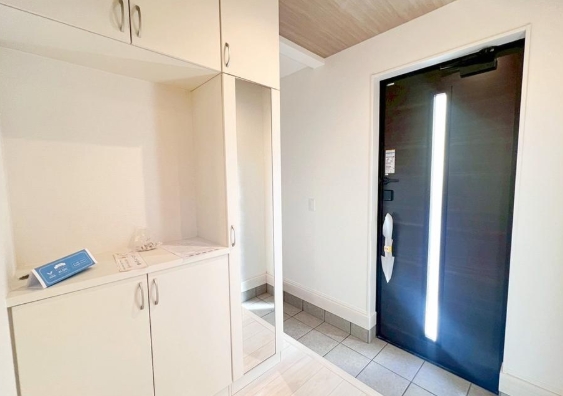 八王子市下柚木の新築戸建ての玄関の写真