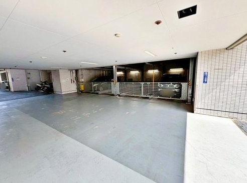 八王子市八日町の中古マンションの駐車場の写真