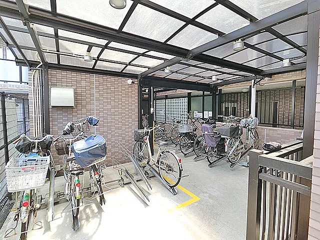 相模原市中央区東淵野辺1丁目の中古マンション3階部分の駐輪場の写真