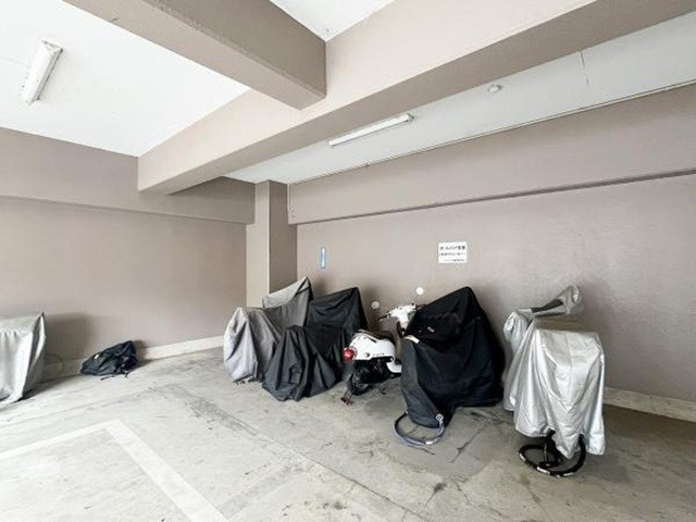 相模原市中央区上溝の中古マンション3階部分のバイク置場の写真