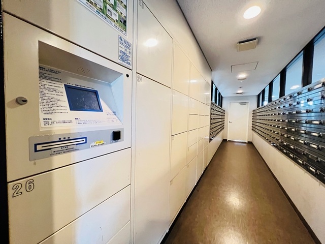 相模原市中央区上溝の中古マンション3階部分の宅配ボックスの写真