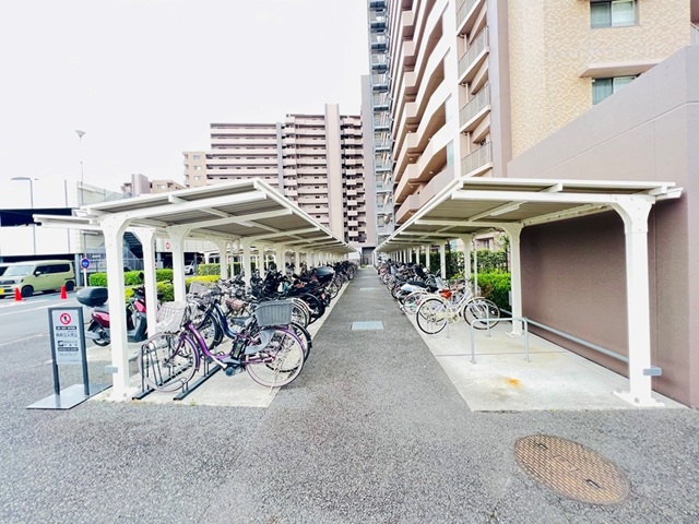 相模原市中央区上溝の中古マンション9階部分の駐輪場の写真