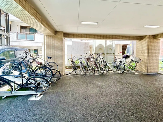 相模原市中央区鹿沼台1丁目の中古マンション6階部分の駐輪場の写真