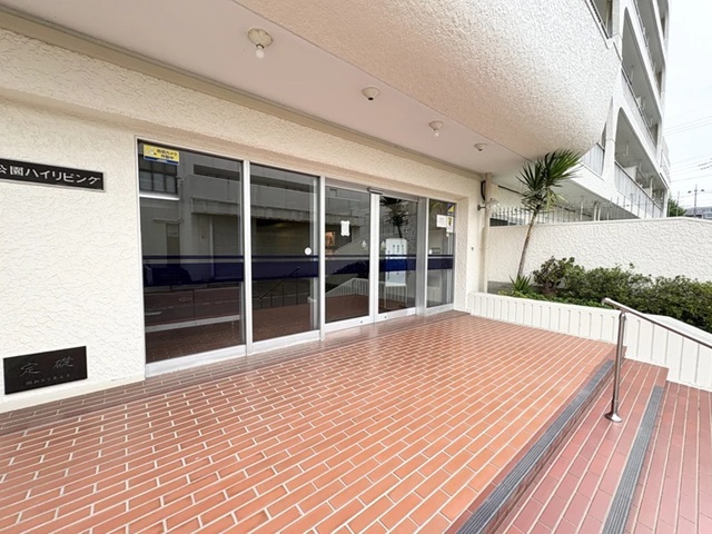 相模原市中央区鹿沼台2丁目の中古マンション2階部分のエントランスの写真