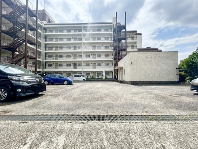 相模原市中央区鹿沼台2丁目の中古マンション2階部分の駐車場の写真