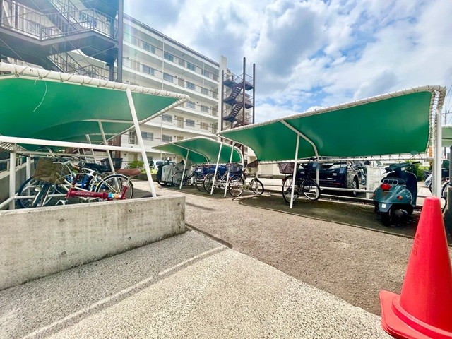 相模原市中央区鹿沼台2丁目の中古マンション4階部分の駐輪場の写真