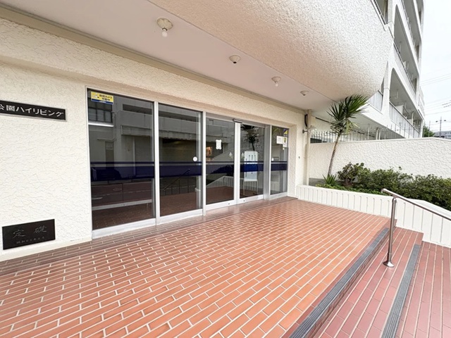 相模原市中央区鹿沼台2丁目の中古マンション4階部分のエントランスの写真