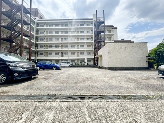 相模原市中央区鹿沼台2丁目の中古マンション4階部分の駐車場の写真