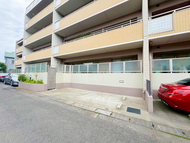 相模原市中央区共和2丁目の中古マンション1階部分の専用駐車場の写真