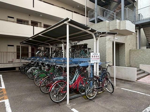 相模原市中央区南橋本1丁目の中古マンション10階部分の駐輪場の写真