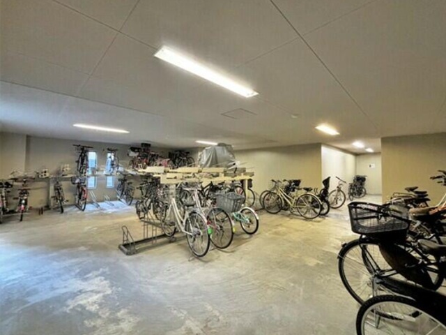 相模原市中央区南橋本3丁目の中古マンション5階部分の駐輪場の写真