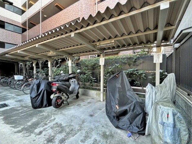 相模原市中央区南橋本3丁目の中古マンション5階部分のバイク置場の写真
