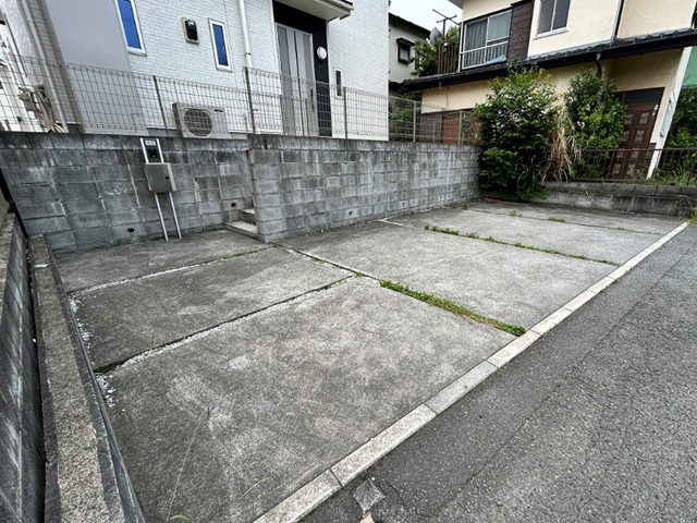 相模原市中央区宮下本町1丁目の中古戸建ての駐車場の写真