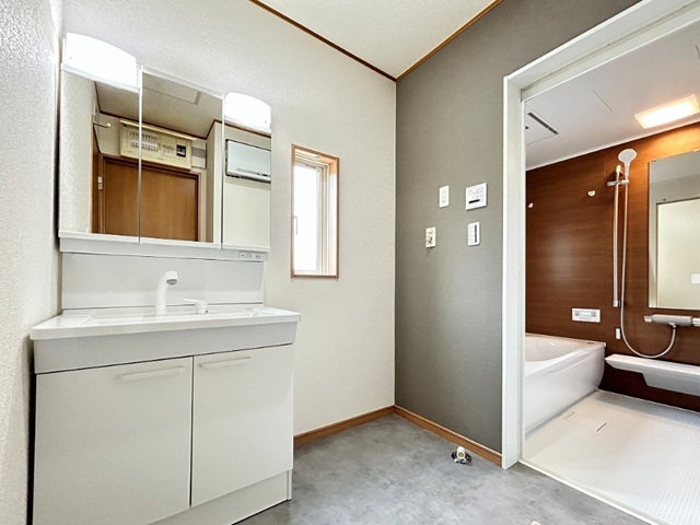 相模原市中央区宮下本町1丁目の中古戸建ての洗面化粧台の写真