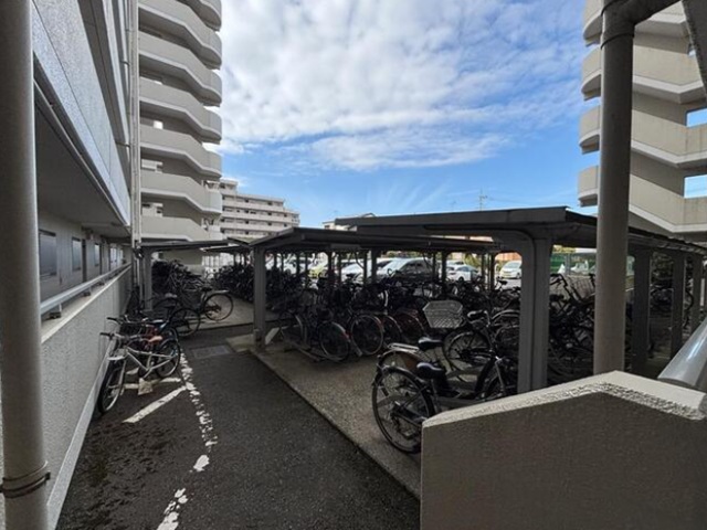 相模原市中央区小山2丁目の中古マンション7階部分の駐輪場の写真