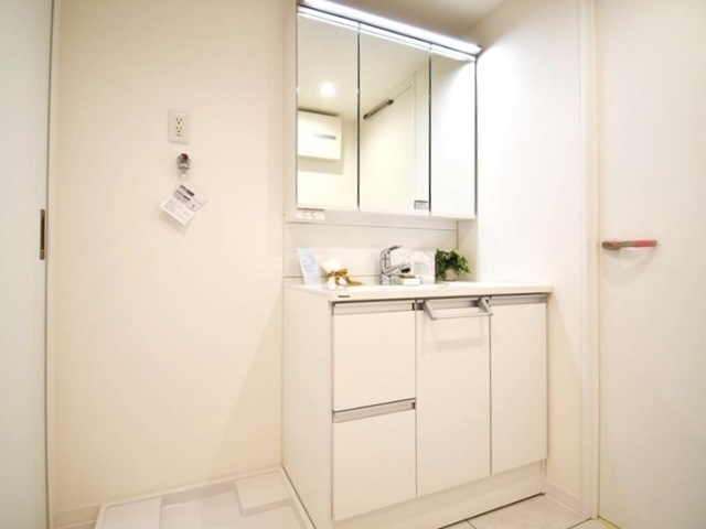 相模原市中央区小山2丁目の中古マンション7階部分の洗面化粧台の写真