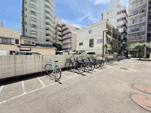 相模原市中央区相模原4丁目の中古マンション5階部分の駐輪場の写真