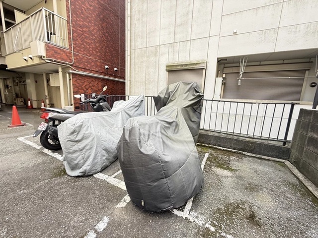 相模原市中央区相模原4丁目の中古マンション5階部分のバイク置場の写真