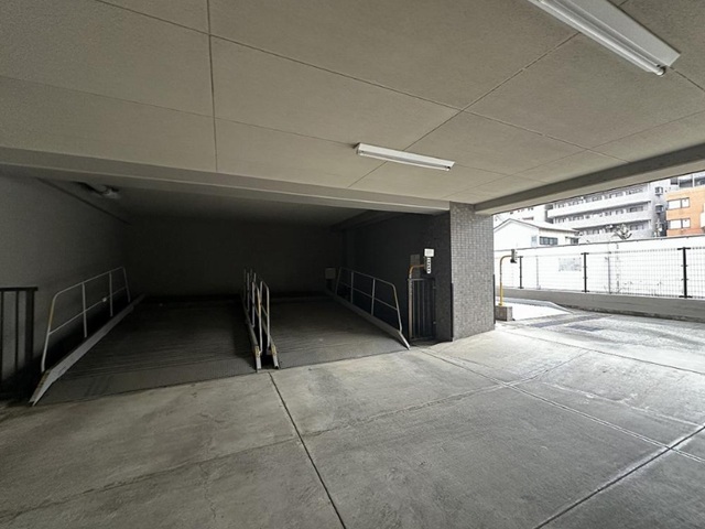 相模原市中央区相模原4丁目の中古マンション8階部分の駐車場の写真