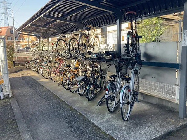 相模原市中央区清新2丁目の中古マンション1階部分の駐輪場の写真