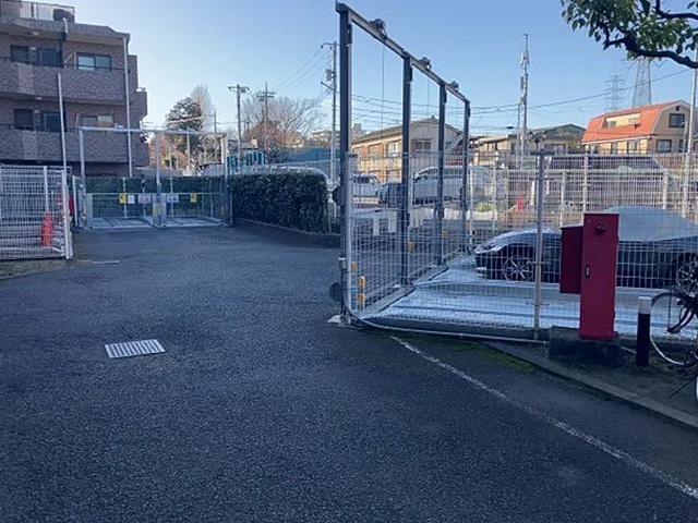 相模原市中央区清新2丁目の中古マンション1階部分の駐車場の写真