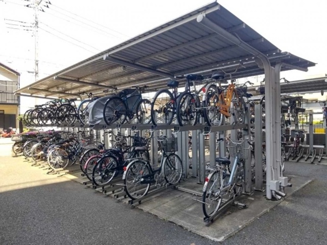 相模原市中央区清新5丁目の中古マンション2階部分の駐輪場の写真