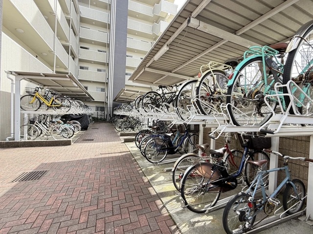 相模原市中央区清新5丁目の中古マンション7階部分の駐輪場の写真