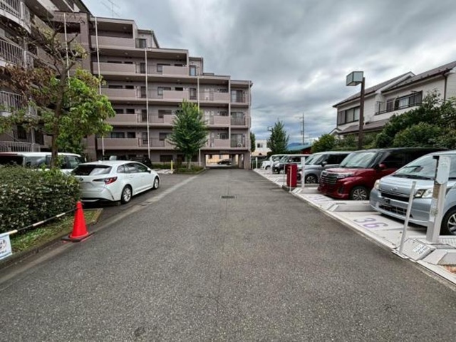 相模原市中央区田名の中古マンション1階部分の駐車場の写真