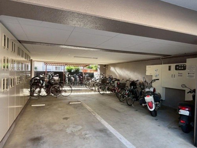 相模原市中央区矢部3丁目の中古マンション1階部分の駐輪場の写真