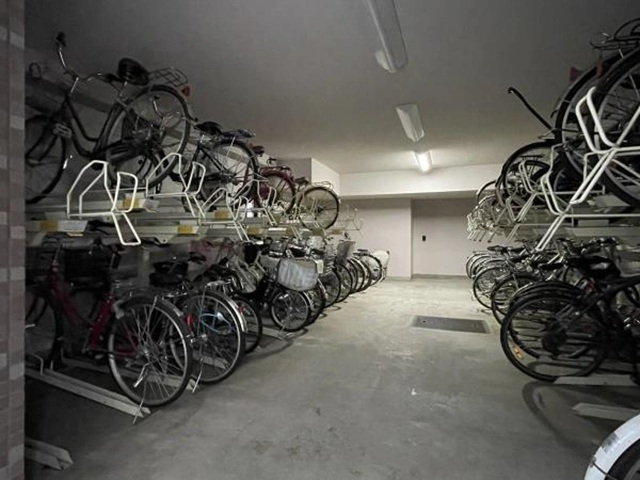 相模原市緑区橋本3丁目の中古マンション12階部分の駐輪場の写真