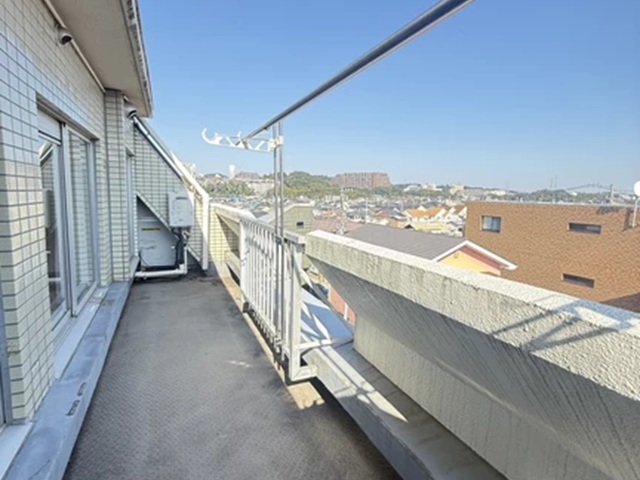 相模原市緑区東橋本3丁目の中古マンション4階部分のバルコニーの写真