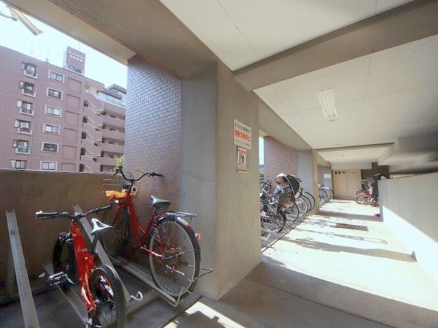 相模原市南区上鶴間本町3丁目の中古マンション5階部分の駐輪場の写真