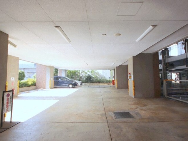 相模原市南区上鶴間本町3丁目の中古マンション5階部分の駐車場の写真