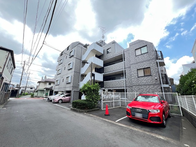 相模原市南区上鶴間本町4丁目の中古マンション1階部分の駐車場の写真