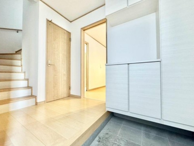 相模原市南区北里1丁目の中古戸建ての玄関の写真