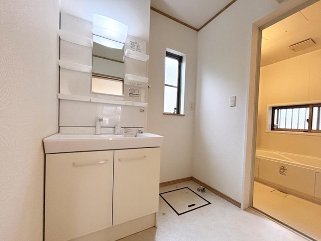 相模原市南区北里1丁目の中古戸建ての洗面化粧台の写真