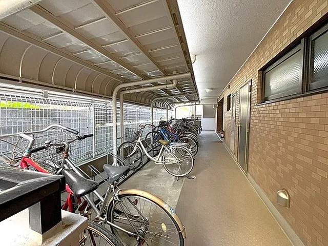 相模原市南区相模大野6丁目の中古マンション1階部分の駐輪場の写真