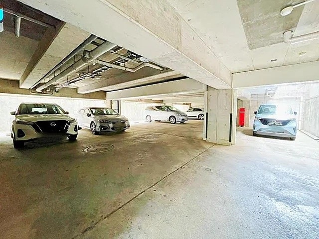 相模原市南区相模大野6丁目の中古マンション1階部分の駐車場の写真