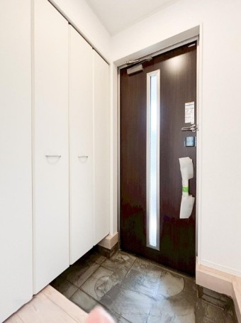 相模原市南区相南3の新築戸建て2号棟の玄関の写真
