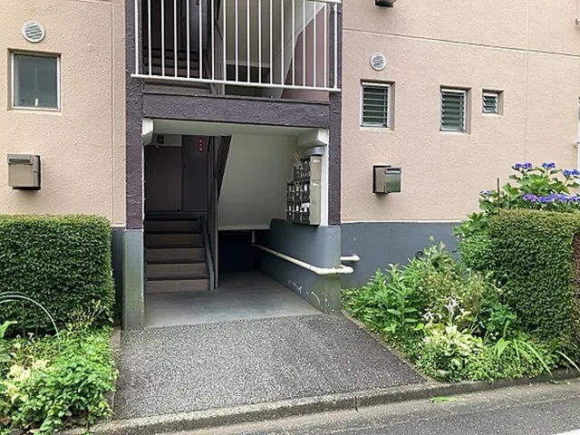 相模原市南区鵜野森2丁目の中古マンション3階部分のエントランスの写真