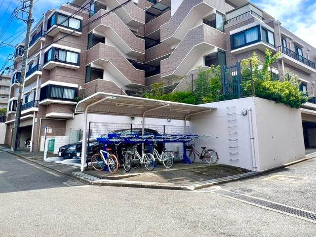 相模原市南区鵜野森3丁目の中古マンション3階部分の駐輪場の写真