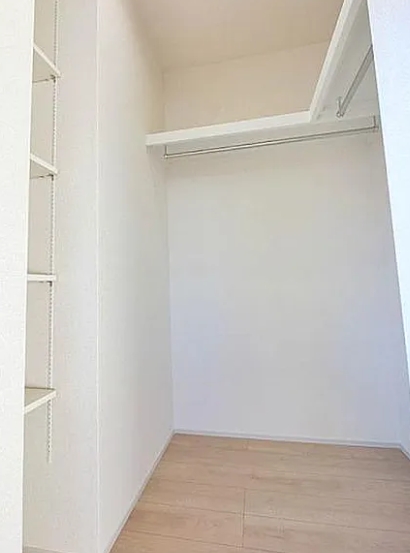 相模原市南区若松5丁目の新築戸建てのウォークインクローゼットの写真