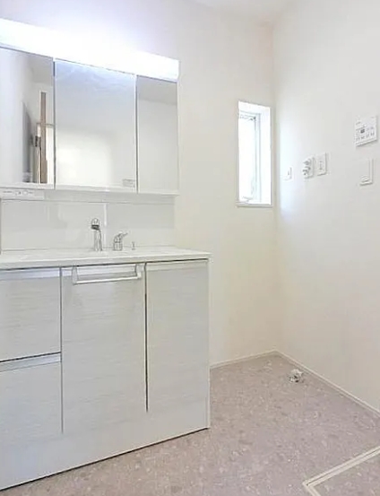 相模原市南区若松5丁目の新築戸建ての洗面化粧台の写真