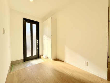 町田市相原の中古戸建ての玄関の写真