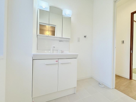 町田市相原の中古戸建ての洗面化粧台の写真