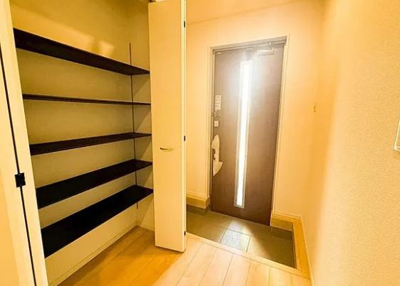 相模原市中央区上溝の新築戸建て5号棟の玄関の写真