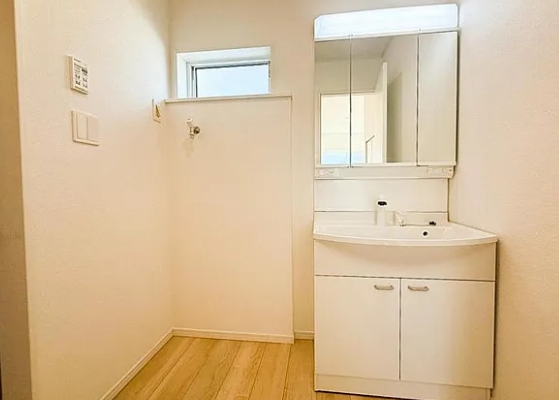 相模原市中央区上溝の新築戸建て6号棟の洗面化粧台の写真