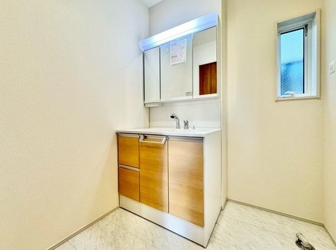 相模原市中央区上溝の新築戸建ての洗面化粧台の写真