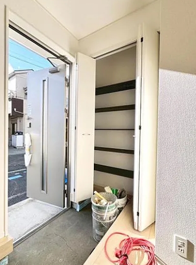 相模原市中央区田名の新築戸建て2号棟の玄関の写真