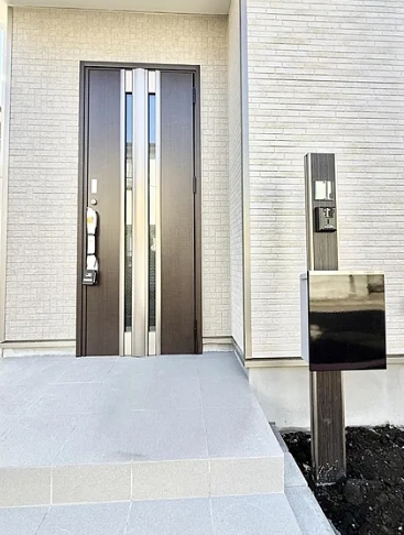 相模原市南区東大沼1丁目の新築戸建ての玄関の写真